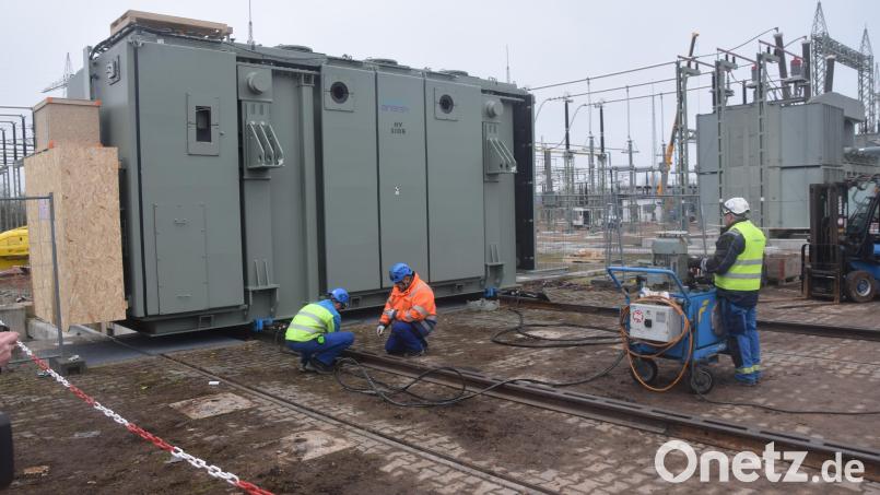 Der Mann an dem kleinen mobilen Gerät steuert. Das 180-Tonnen-Monstrum läuft zentimeterweise auf eigens verlegten Schienen von der 44-Meter Transporteinheit auf die Position im Umspannwerk Etzenricht Bild: fz