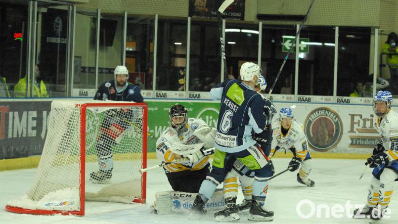 Am 1. Februar ist das Nachholspiel der Blue Devils gegen den SC Riessersee angesetzt. Ob gespielt werden kann, ist noch nicht sicher, denn bei den Garmischern hat das Coronavirus zugeschlagen. Die beiden Spiele des SCR am Wochenende wurden abgesagt. Archivbild: gb