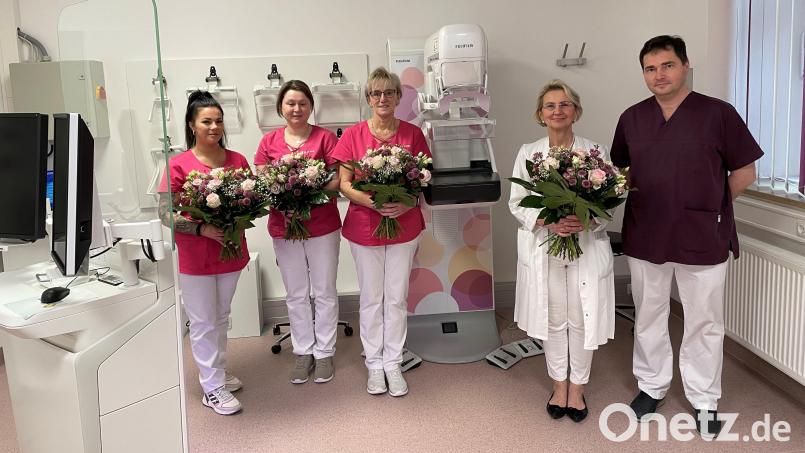Blumen für den guten Start in Marktredwitz: Das Foto zeigt von links Maria Pavone, Renate Stock, Christine Sommer vom Mammografie-Zentrum, Chefärztin Maria Dietrich und Frauenarzt Dr. Ladislav Dedek. Bild: fphs