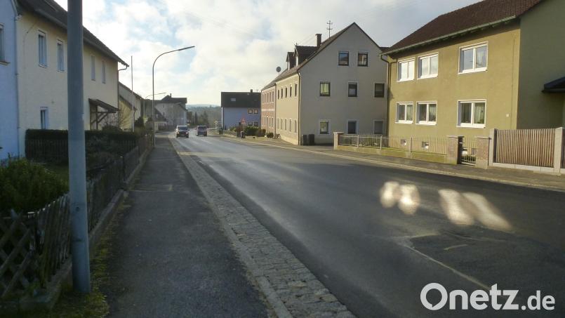 Die Momentaufnahme täuscht: So ruhig geht es nur selten in der Ortsdurchfahrt von Tanzfleck im Zuge der B 299 zu. Die Anwohner leiden unter dem Lärm und den Abgasen von täglich rund 7000 Fahrzeugen. Bild: bk