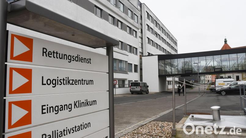 Nicht jeder Pfeil am Eingang des Klinikums Weiden steht für einen Sanierungsfall. Ein neues Team an der Spitze soll aber trotzdem Dutzende Projekte innerhalb von Organisation und Pflege umsetzen. Bild: Gabi Schönberger