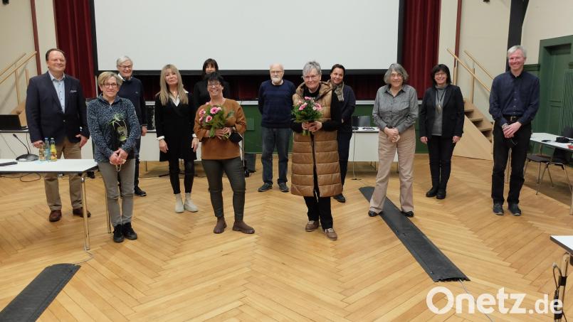 Vorstand und Mitglieder des Musikschul-Fördervereins mit Vorsitzender Margot Leipold (Fünfte von rechts), stellvertretender Vorsitzender Claudia Friedmann (Sechste von links), Musikschulleiter Erwin Jahreis (links) und Zweitem Bürgermeister Horst Geißel (Dritter von links). Bild: Musikschule Marktredwitz/exb