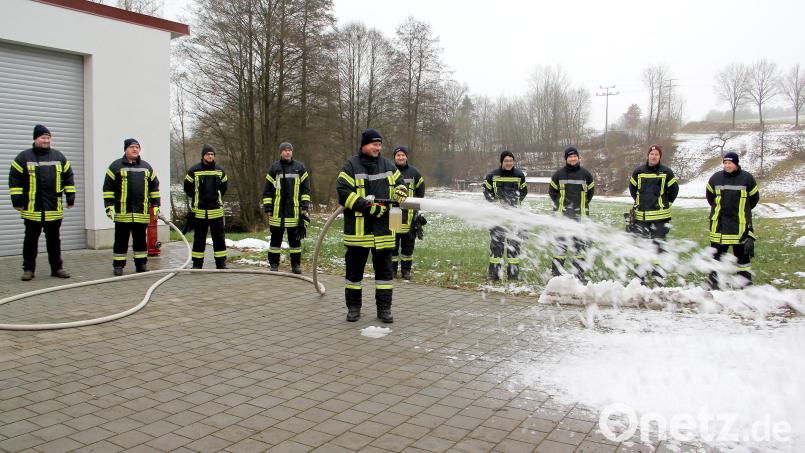Das neue Einsatzgerät der Feuerwehr Niedermurach: Mit nur einer Behälterfüllung (zwei Liter) kann mit der Mittelschaumpistole eine mehrere Quadratmeter große Schaumdecke erzeugt werden. Bild: boj