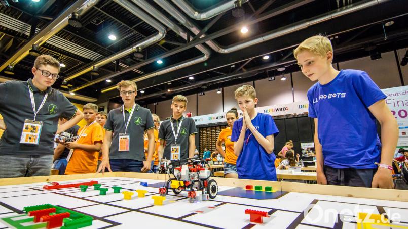 Szene aus einem zurückliegenden Wettbewerb: Ein Roboter löst die Aufgaben auf einem Parcours. Bild: Technik begeistert e.V.