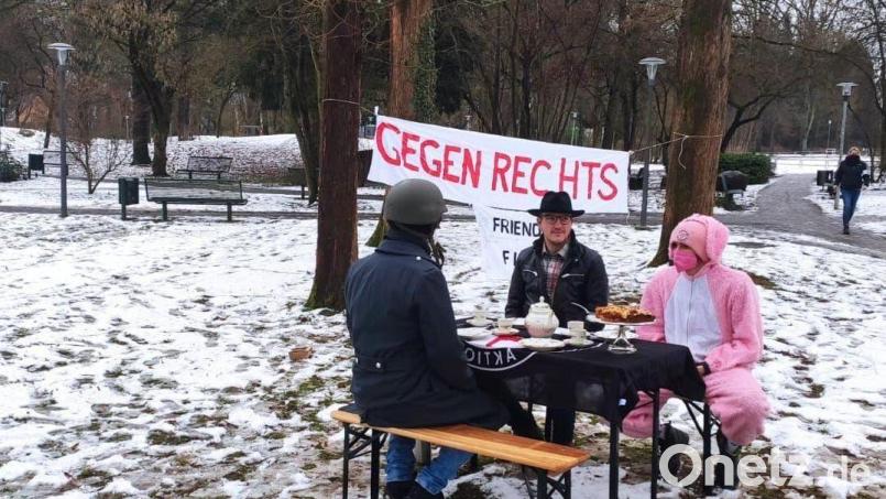 Ein Künstler-Kollektiv am Woodstock-Hügel in Weiden will ein Zeichen gegen Rechts setzen. In Zukunft sollen hier immer samstags verschiedene Künstler auftreten. Bild: A. Völkl/exb