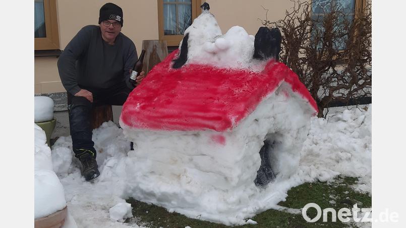 Martin Nickl hat aus Schnee Snoopy auf seiner Hundehütte geformt. Bild: gis