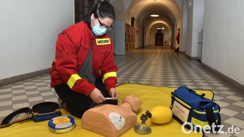 Die 17-jährige Katja Huber übt für den Notfall. Bereits seit vier Jahren ist sie als Schulsanitäterin im Einsatz. Bild: Petra Hartl