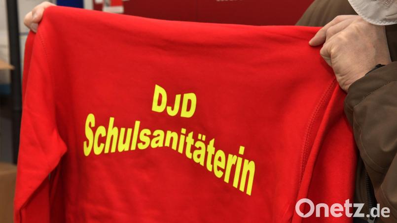 Die Schulsanitäterinnen der Dr.-Johanna-Decker-Schulen (DJDS) haben eigene Hoodies. Bild: Petra Hartl