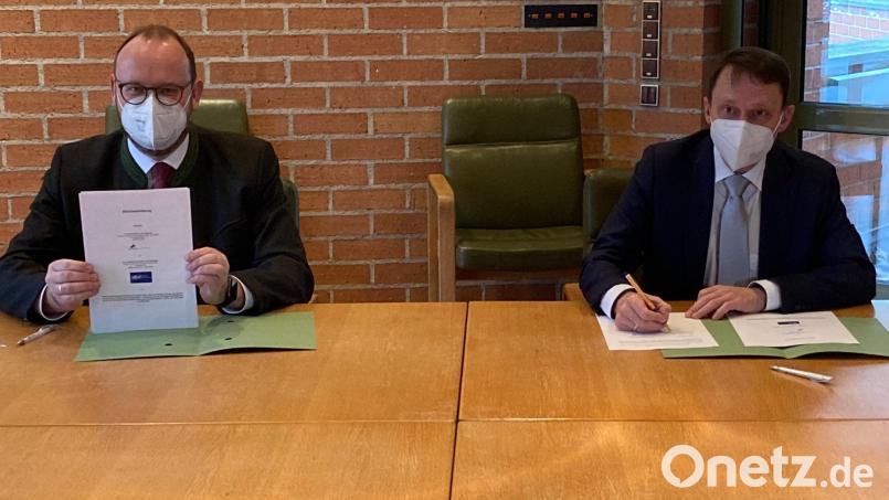 Andreas Meier, Landrat des Landkreises Neustadt an der Waldnaab (links), und Jens Meyer, Oberbürgermeister der Stadt Weiden, haben eine Absichtserklärung zu einer möglichen Zusammenlegung der Berufsschulen unterzeichnet. Bild: Stadt Weiden, Norbert Schmieglitz/exb