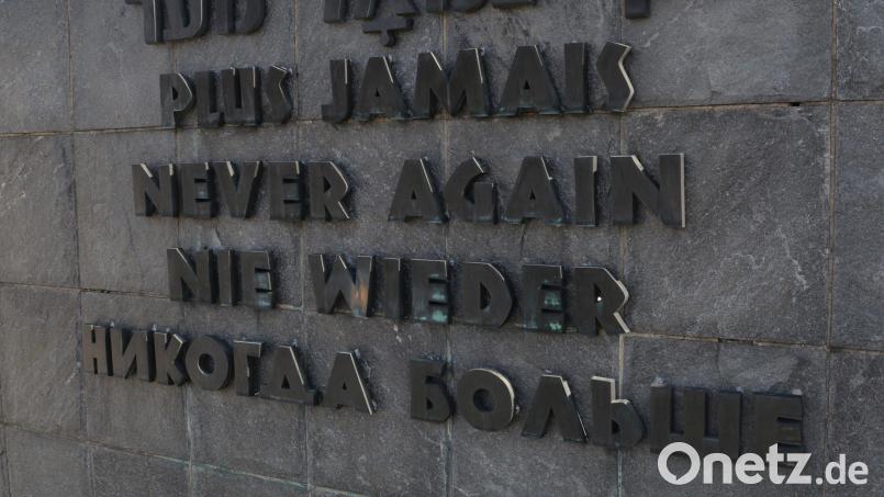 Ein Gedenkstein im KZ Dachau warnt mit der Aufschrift &quot;NIE WIEDER&quot;, die Gräueltaten des Nazi-Regimes zu vergessen oder zu verharmlosen. Bild: Dieter Weiß/exb