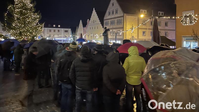 800 Menschen bei der Anti-Impf-Demo am 28. Dezember 2021 auf dem Schwandorfer Marktplatz. Archivbild: jus