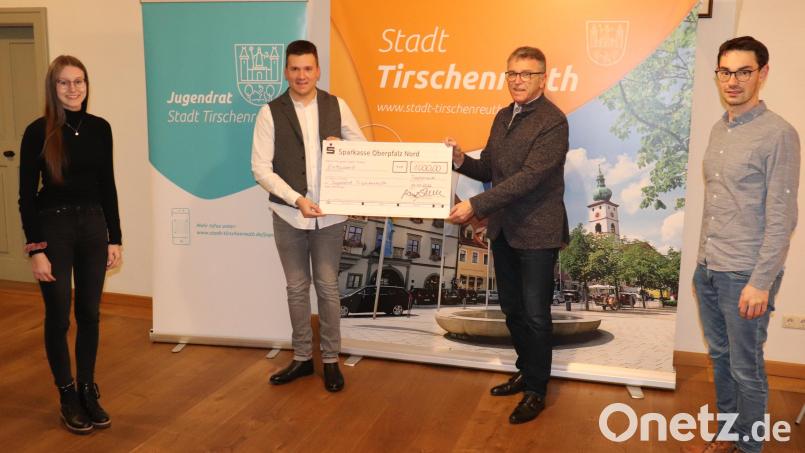 Bürgermeister Franz Stahl (Zweiter von rechts) bei der Übergabe des symbolischen Zuwendungsschecks an den Ersten Sprecher des Jugendrats, Lukas Üblacker (Zweiter von links). Mit Bild der städtische Jugendbeauftragte Sebastian Wiedemann (rechts) und die Dritte Jugendratssprecherin Julia Burkhard. Bild: Stadt Tirschenreuth/exb