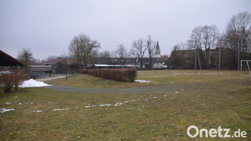 Auf dem Übungs- und Bolzplatzgelände direkt neben dem Feuerwehrgerätehaus in Wirbenz entsteht neben der neuen Kulturscheune auch eine neue Aufnahmevorrichtung für den Maibaum. Bild: ak