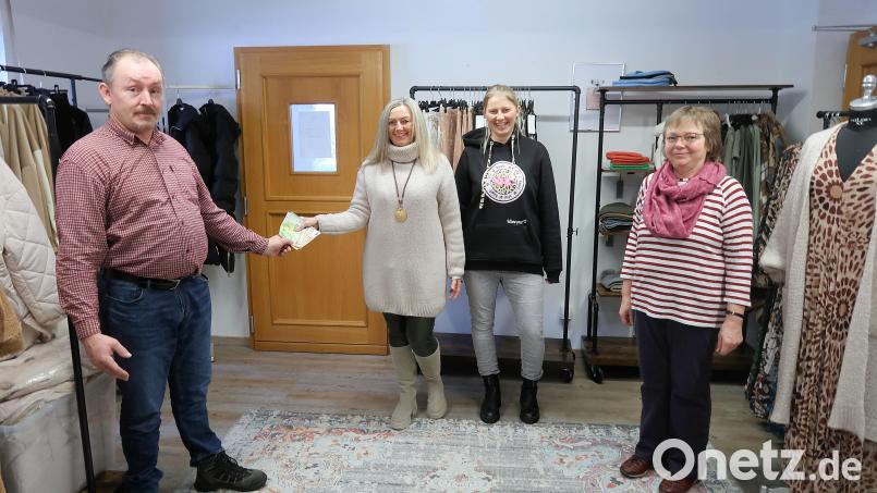 Große Freude beim Verein Stiftland-Sternenkinder: Birgit Konz und Tanja Hoffmann (Zweite und Dritte von links) vom Online-Shop „Romantic Lifestyle Friedenfels“ übergaben an die Vertreter des Vereins, Otto Selch und Monika Selch, eine 1000-Euro-Spende. Bild: bsc