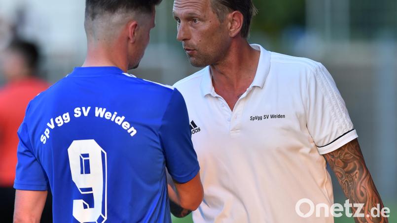 SpVgg-SV-Trainer Andreas Scheler (rechts) muss im Testspiel gegen die DJK Gebenbach verletzungsbedingt auf Stürmer Josef Rodler verzichten. Bild: Alfred Schwarzmeier