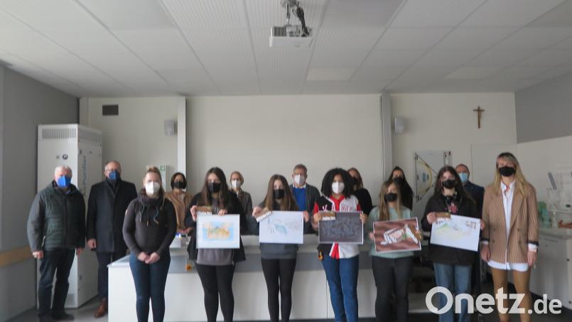 Die Realschülerinnen Liana Schunk (7d), Sophia Scholze (9f), Kayla Laidley (10a) und Emily Enders (8e) sowie Mittelschülerin Zoey Kassler (vorne, Zweite bis Sechste von rechts) mit Simone Sieber (rechts) und Susann Daubitz (vorne links). Dahinter stehen Elmar Högl, Roman Schäffler, Sonja Kraus, Christine Wiesend, German Helgert, Yvonne Polsfuß, Daniela Dötterl und Konrektor Holger König (von links). Bild: jzk