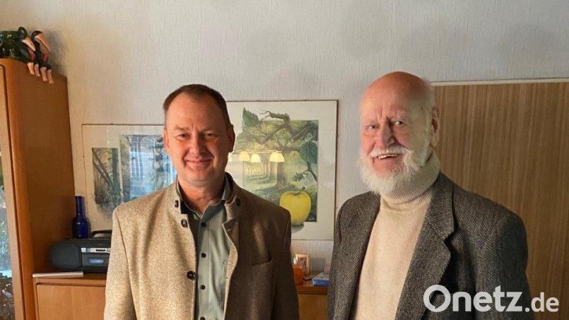 Bürgermeister Erich Meidinger überbringt Karl Winkler an dessen 90. Geburtstag die Glückwünsche der Gemeinde Ebermannsdorf sowie kleine Geschenke. Bild: wec