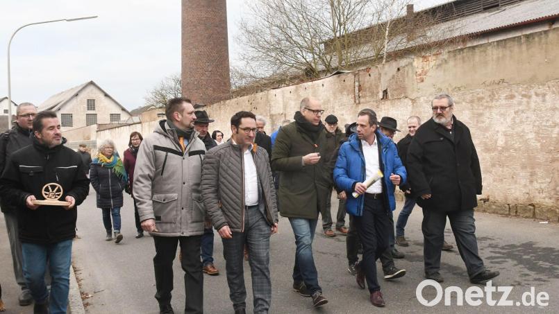 Ein Bild aus dem Kommunalwahlkampf 2020: Umweltminister Thorsten Glauber (Zweiter von rechts) und MdL Tobias Gotthardt (Vierter von rechts) besuchen mit örtlichen Freien Wählern die Altlastenflächen in Altenstadt/WN. Archivbild: Gabi Schönberger