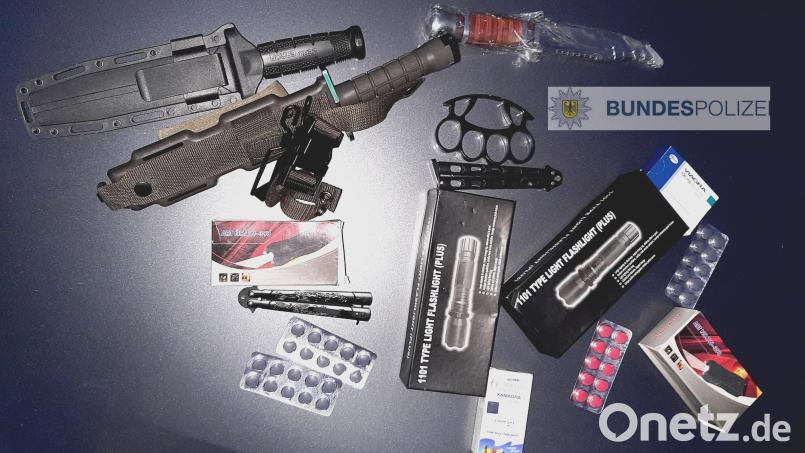 Drei Männer wollten Waffen und Potenzmittel nach Deutschland einschmuggeln, scheiterten aber an der Bundespolizei. Bild: Bundespolizei/exb