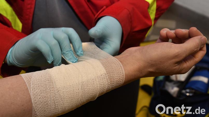 Die Schülerinnen lernen unter anderem, wie ein Druckverband angelegt wird. Bild: Petra Hartl