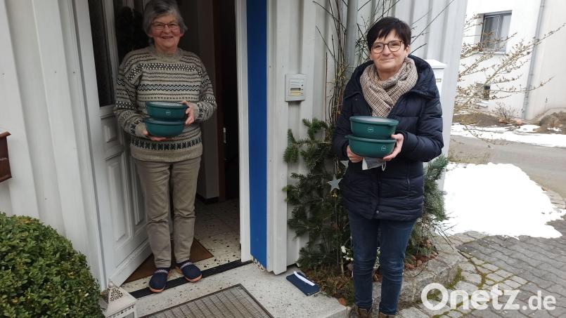 Evi Hofmann (rechts) vom Seniorenbüro in Parkstein hilft bei der Essenauslieferung für den neuen Senioren-Mittagstisch in Parkstein. Bild: Kiermaier/exb