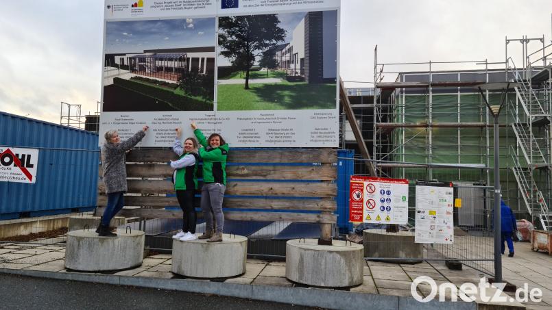 Martina Lißel, Darline Feuerer und Josefin Heier (von links) von Learning Campus freuen sich schon auf die Fertigstellung der Stadthalle Grafenwöhr und ihre neue Wirkungsstätte. Bild: sne