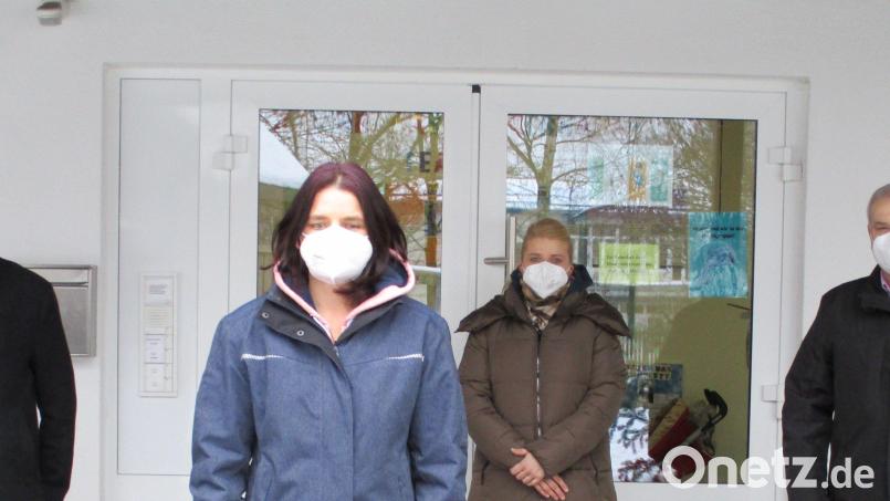 Bürgermeister Günter Kopp, Kindergartenleiterin Corinna Fröhler (von rechts) und Geschäftsführer Christopher Östreicher begrüßten Gerlinde Schroller (von links) als neue Mitarbeiterin. Bild: Gemeinde Kulmain/exb