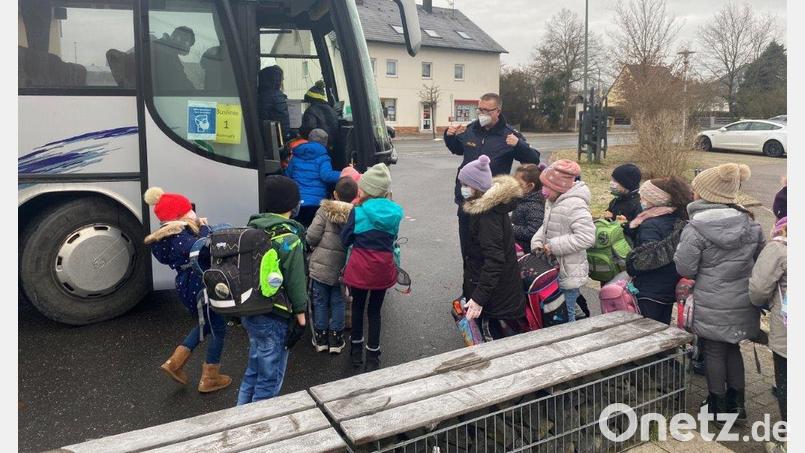 Ordentliches Anstellen ermöglicht stressfreies und flottes Einsteigen: Polizeioberkommissar Markus Neumeyer übt es mit den Schülern. Bild: Polizeiinspektion Amberg/exb