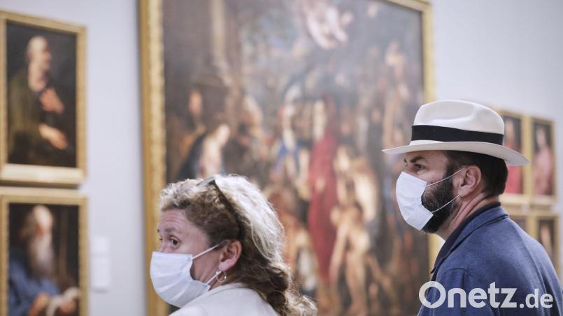 Auch in Museen dürfen sich ab sofort mehr Menschen gleichzeitig aufhalten, als noch vor paar Wochen. Bis zu 50% der maximalen Besucherzahl ist erlaubt. (Symbolbild) Bild: Jesús Hellín/dpa