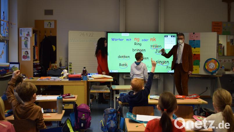 Die Schüler der Klasse 2c und ihre Klassenleiterin Sabine Haidl (stehend, links) zeigen Bürgermeister Franz Stahl (stehend, rechts), wie die neue digitale Tafel funktioniert. Bild: szl