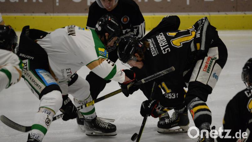 Auf geht&#039;s! Am Freitag startet auch der ERSC Amberg (rechts Mario Strobel) in die Aufstiegsrunde der Eishockey-Bayernliga. Archivbild: Andreas Brückmann