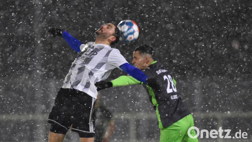 Im Weidener Schneetreiben kämpften am Donnerstagabend Chousein Chousein (links) von der SpVgg SV und Gebenbachs Salah El Berd um den Ball. Am Ende behielt der gastgebende Landesligist knapp die Oberhand. Bild: Büttner, Gerhard