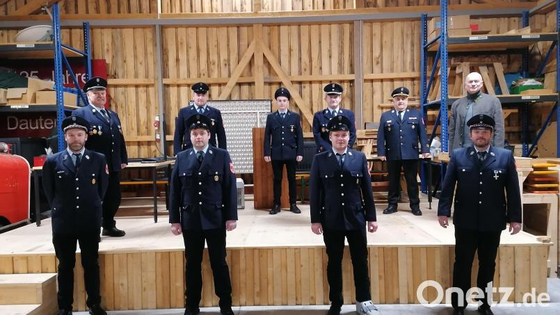 Christian Brandl (vorne, Zweiter von links) und Fabian Ring (vorne, Zweiter von rechts) sind die neuen Kommandanten der Feuerwehr Dautersdorf. Bild: Ute Voith/exb