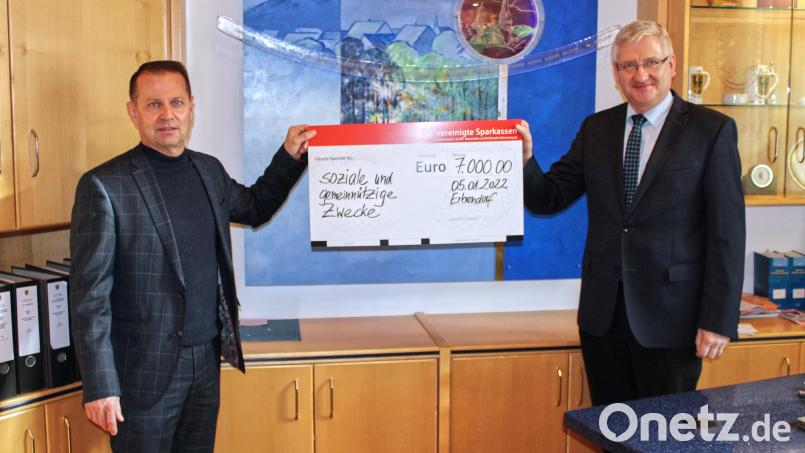 Vorstandsvorsitzender Gerhard Hösl (links) überreichte den Spendenscheck an Bürgermeister Johannes Reger. Bild: njn