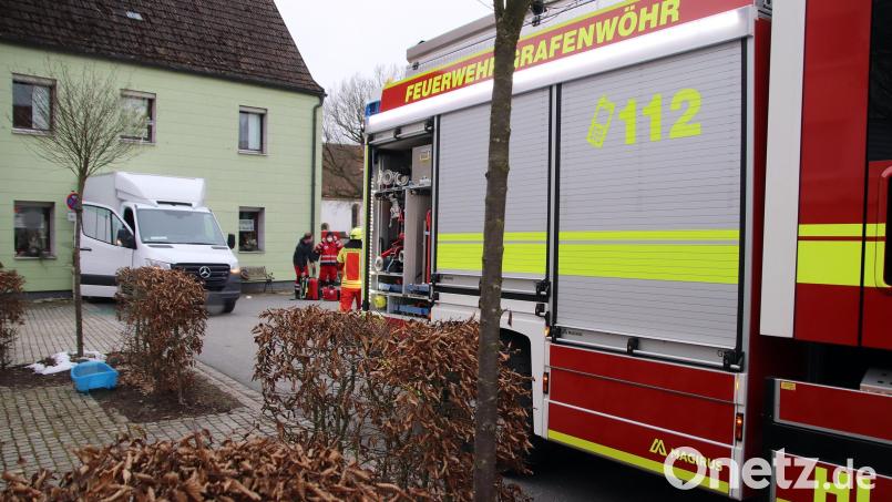 Der Wagen des Unfallfahrers prallte rückwärts gegen ein Haus, in dem ein Blumengeschäft ist. Dort hielten sich zu diesem Zeitpunkt aber keine Personen auf. Bild: jma