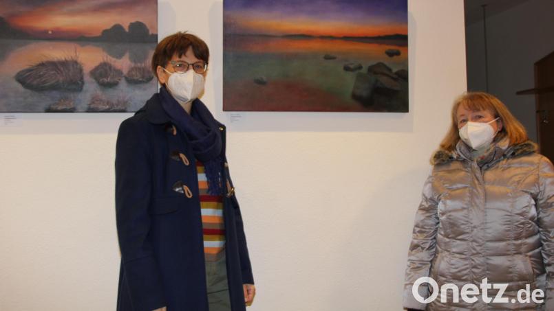 Beidseitige Freude: Die Sprecherin des Pfarrbüchereiteams St. Konrad, Lisa McBride (links) freut sich, dass sie die Amberger Künstlerin Isabelle Prüfling für die Ausstellung ihrer Malereien im Foyer des Pfarrzentrums St. Konrad gewinnen konnte. Bild: ads