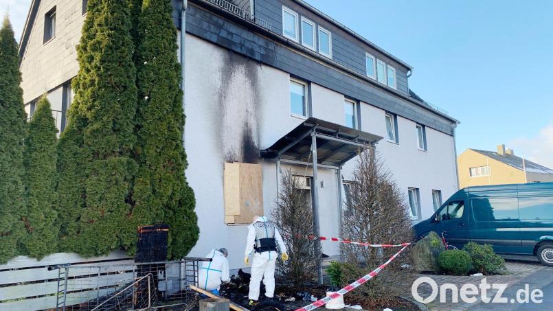 Am Tag nach dem Brand in einem Mehrfamilienhaus in der Parksteiner Straße in Weiden suchen Brandermittler der Polizei am Unglücksort nach Spuren und Beweisen zur Ermittlung der bislang nicht geklärten Ursache für das Feuer. Bild: Gabi Schönberger