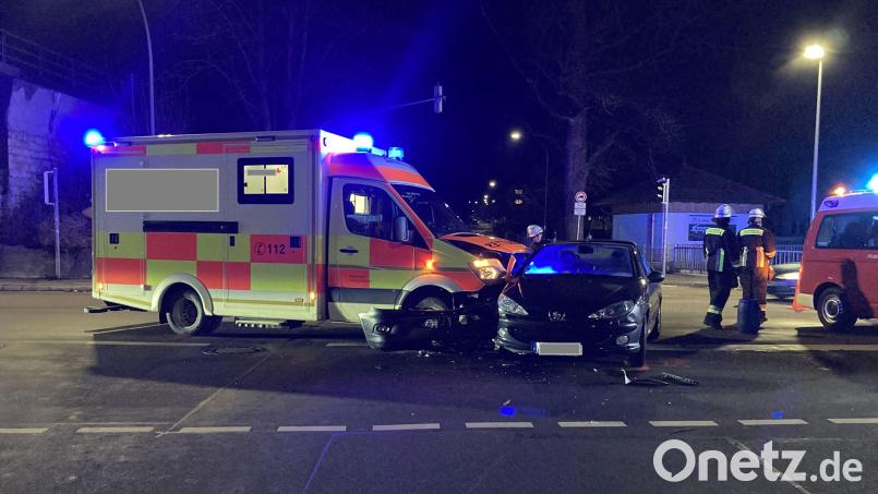 Drei verletzte Sanitäter, über 50.000 Euro Schaden und zwei kaputte Autos: Bei einem Unfall auf der Kreuzerwirt-Kreuzung in Sulzbach-Rosenberg ist es am Dienstagabend, 18. Januar, zu einem ungewöhnlichen Unfall gekommen. Bild: Polizeiinspektion Sulzbach-Rosenberg