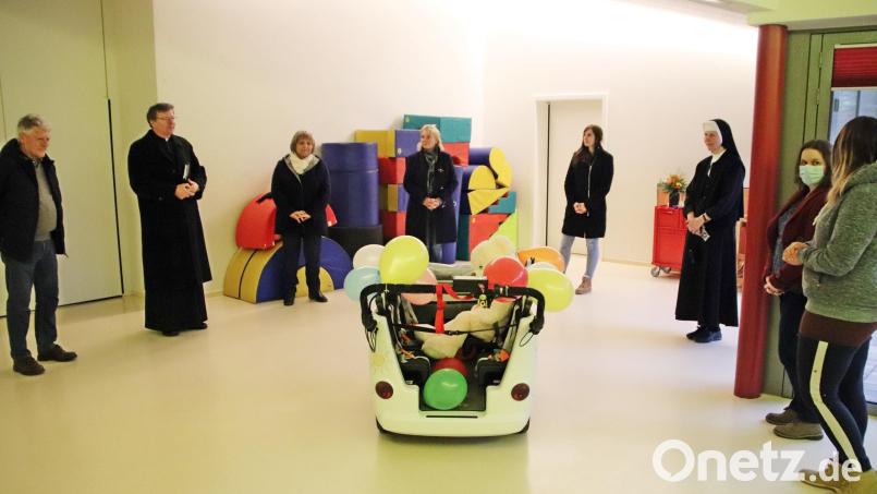 Bei der Übergabe des neuen Krippenwagens: (von links) Eugen Eckert, Pfarrer Flasinski, Gerda Hörmann, Stefanie Hellbach, Martina Bremsthaler und Schwester Olga mit zwei Erzieherinnen des Fatima-Kindergartens. Bild: jma