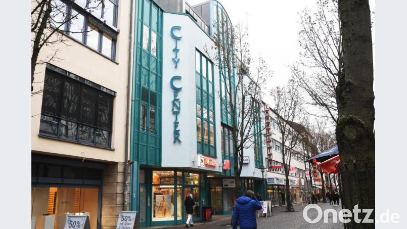 Seit 1. Januar 2022 gehört das City-Center Weiden in der Max-Reger-Straße einer Immobiliengesellschaft aus Berlin. Sie hat es von der Unternehmerfamilie Popp aus Neumarkt (Bionorica Pharma) erworben. Das Einkaufszentrum ist gut vermietet und soll es auch bleiben, sagen die neuen Eigentümer. Bild: Gabi Schönberger