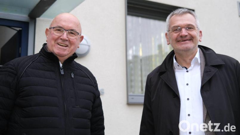 Dekan Hans Amann (links) verlässt die Pfarrei St. Jakob Schwandorf und geht in den Ruhestand. Der amtierende Diözesan-Jugendpfarrer Christian Kalis (rechts) tritt am 1. September die Nachfolge an. Bild: Hirsch