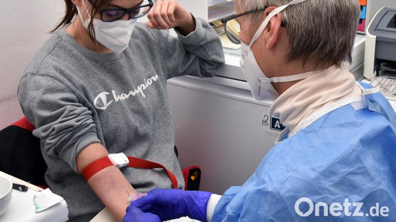 Schutzkittel, Handschuhe, Maske - bis zu neun Stunden am Tag: Die Medizinische Fachangestellte Christina Markert aus Neukirchen weiß, wie sich Dauerbelastung in Pandemiezeiten anfühlt. Anerkennung in Form eines Corona-Bonus bekommen sie und ihre Kollegen aber nicht. Bild: Stephan Huber