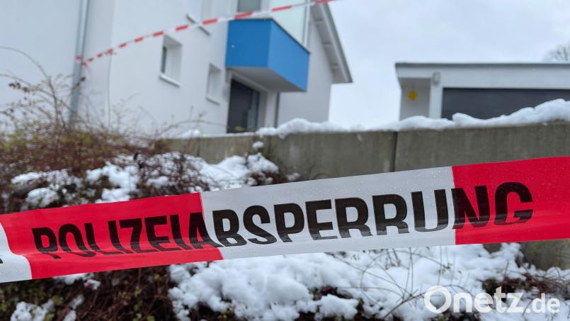 Ein Absperrband der Polizei ist vor einem Einfamilienhaus gespannt. Nachbarn hörten Hilferufe - und alarmierten die Polizei: In einem Keller in Mistelbach wurde am Sonntag ein lebloses Paar mit Stichverletzungen gefunden. Bild: News5 / Fricke/dpa