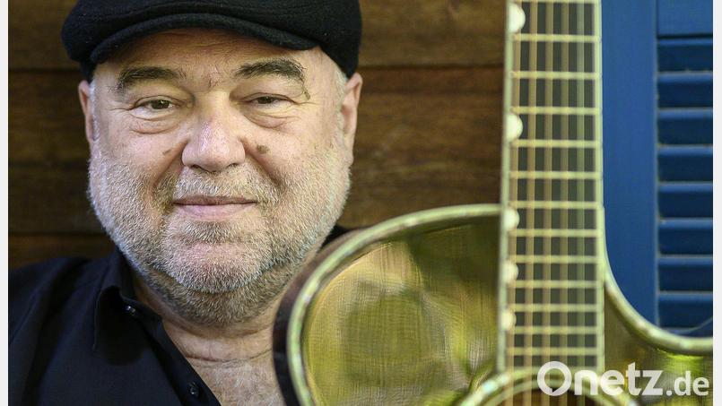 Genießer des fränkischen Dialekts und handgemachter Akustik-Gitarrenmusik kommen bei Wolfgang Buck auf ihre Kosten. Bild: Christian Poellmann Fotografie/exb