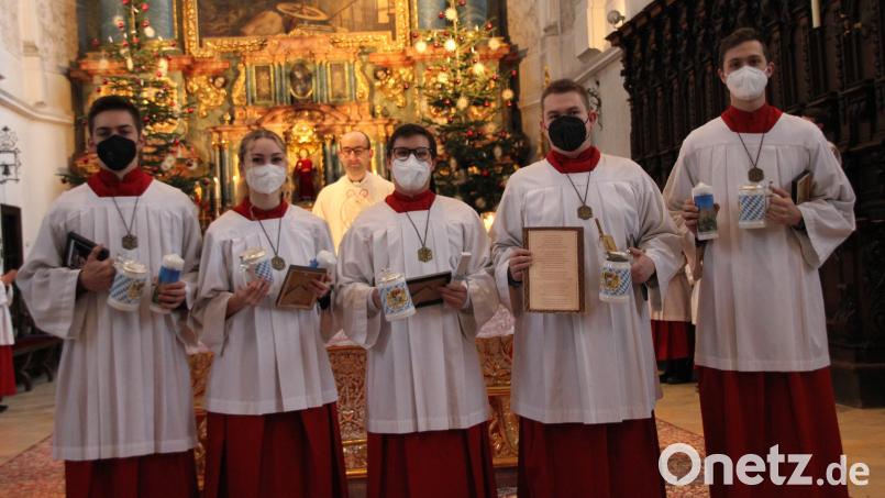 Die Ministranten (vorne, von links) Markus Füger, Lena Eichinger, Michael Dürr, Maximilian Pirschel und Maximilian Krauß wurden nach bis zu 17 Jahren im Altardienst in St. Georg bei einem festlichen Gottesdienst von Kaplan Florian Rein (hinten) verabschiedet. Bild: ads