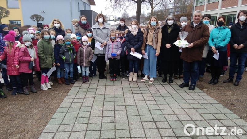 Schüler und Lehrkräfte der Doktor-Eisenbarth-Grundschule wünschten Stadtpfarrer Alfons Kaufmann musikalisch alles Gute zum 60. Geburtstag Bild: wel