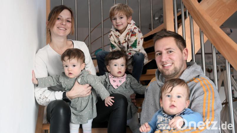 Daniel und Alexandra Sommer aus Floß (beide 37) mit Etienne (5) und den einjährigen Drillingen (Noel, Lilian und Felicia). Der Familie geht es gut, doch die erste Zeit nach der Geburt der Drillinge war schwierig. Bild: Gabi Schönberger
