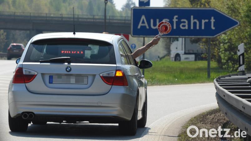 Eine Polizeikontrolle auf der A93 bei Luhe-Wildenau wurde zwei Männern zum Verhängnis: Sie hatten Waffen und Drogen dabei. Symbolbild: Armin Weigel/dpa