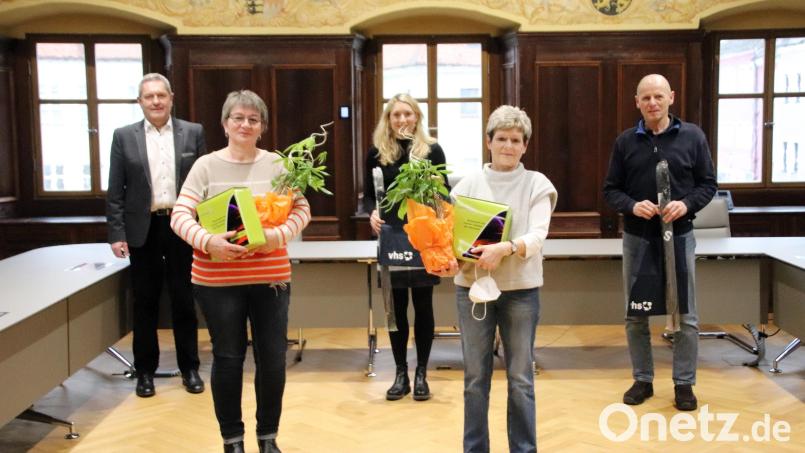 Abschied von der Volkshochschule nehmen (vorne, von links) Gabriele Koch und Ursula Bauer. Für ihren jahrzehntelangen Einsatz danken (hinten, von links) Bürgermeister Joachim Neuß, VHS-Leiterin Claudia Mai und ihr Vize Herbert Amann. Bild: jma