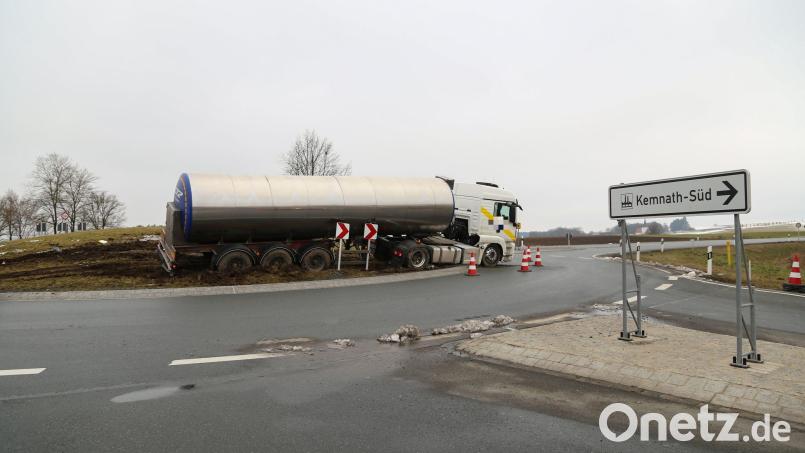 Ein Silozug kam am Dienstag direkt auf dem &quot;Hegele&quot;-Kreisverkehr zum Stehen. Bild: Roland Wellenhoefer